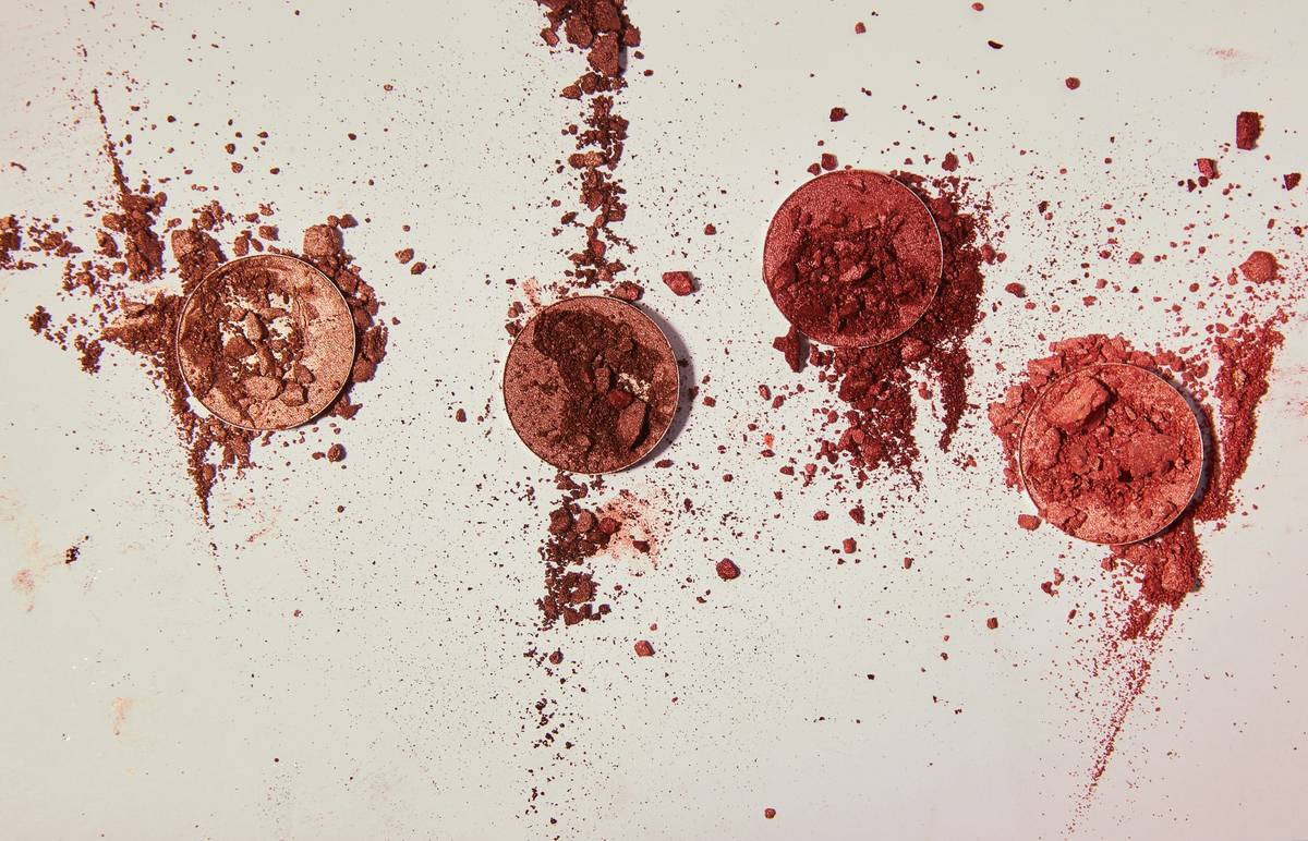 Close-up of clean makeup ingredients list highlighting common ingredients in makeup to avoid and safer alternatives